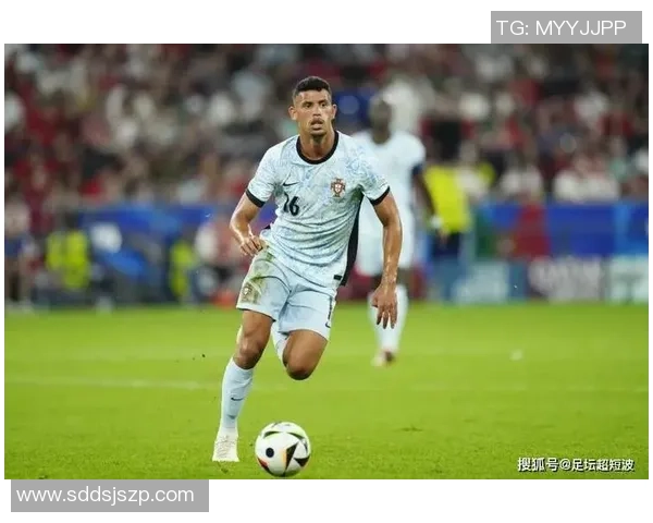 绿色7号足球衣球星是谁 他在球场上的传奇表现与不为人知的故事